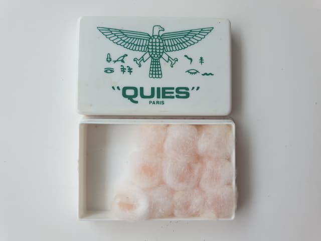 Ancienne boĂźte Quies avec bouchons en cire et logo vintage